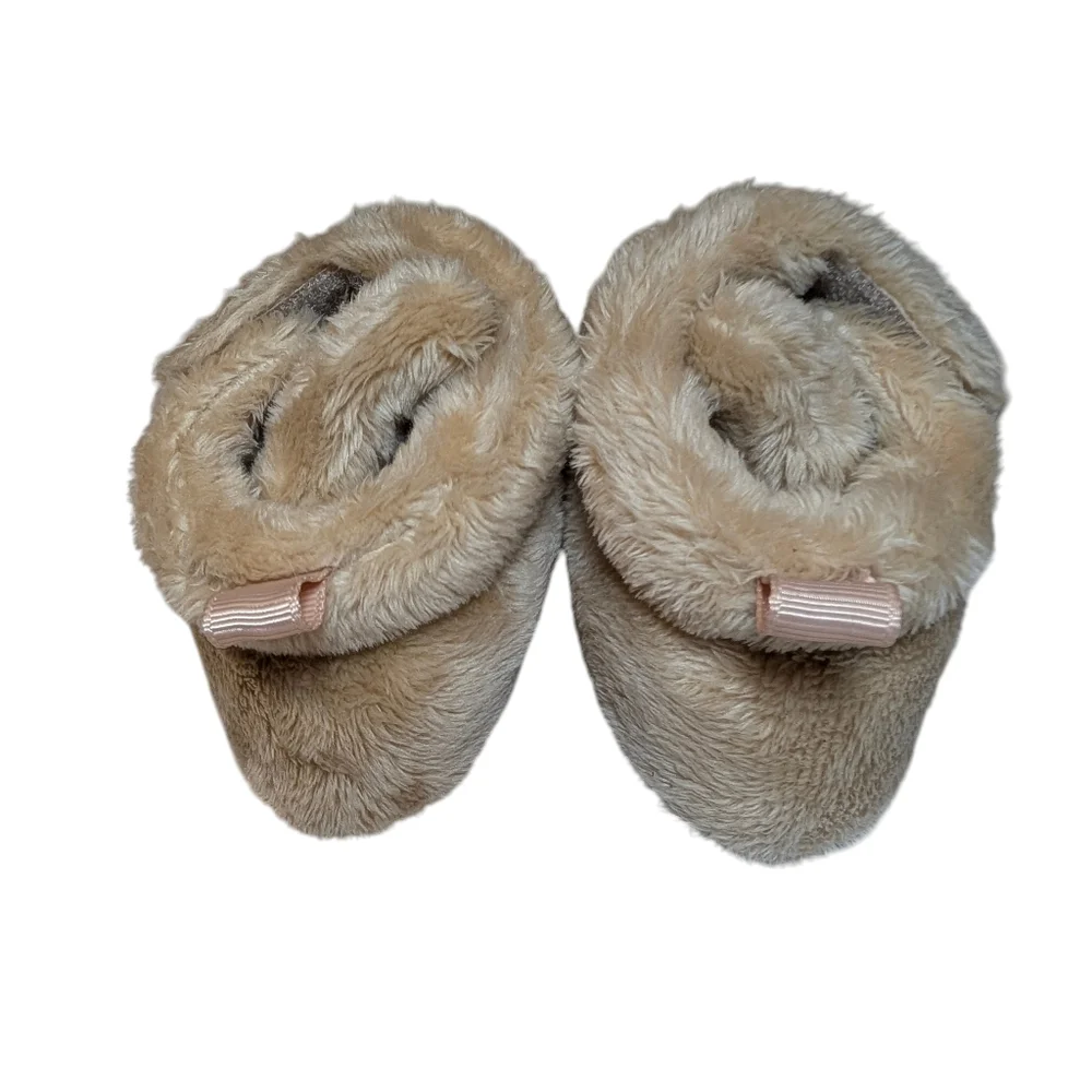 Bearpaw Fuzzy Baby Slippers Size 3 (6 to 9 months)